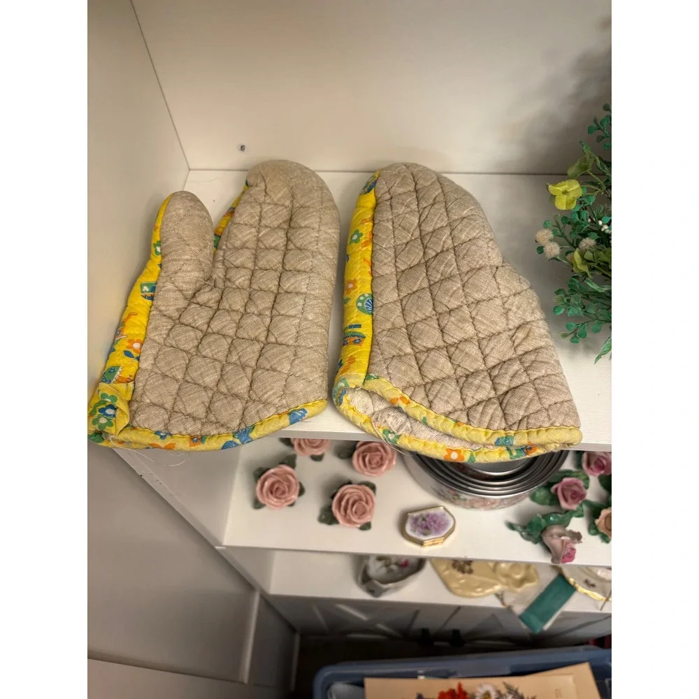 Vintage Yellow Quilted Oven Mitts Floral Teapot Retro Kitchen Linens Set of 2